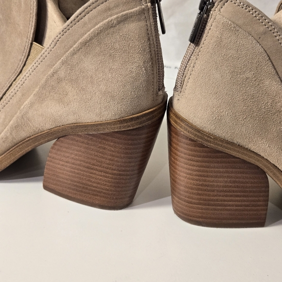 Vince Camuto Gradina Stacked Heel Ankle Bootie Size 8 Beige Suede Pointed Toe - Picture 7 of 12